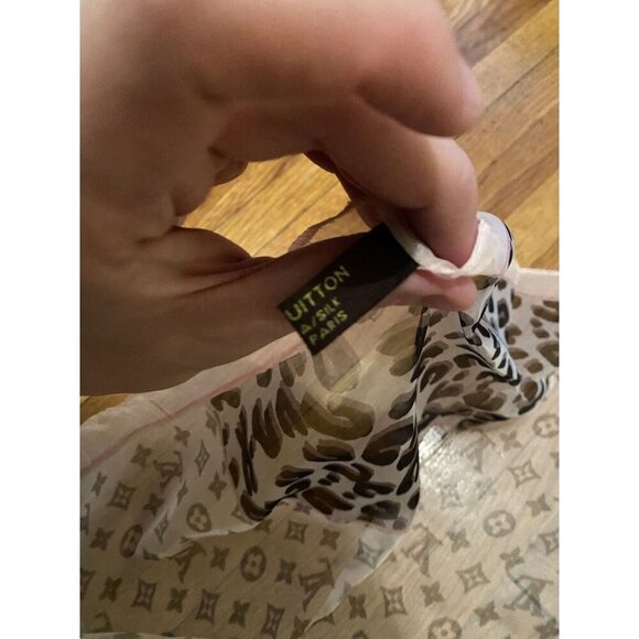 Pink 100% Silk Louis Vuitton Monogram Scarf - Picture 11 of 16